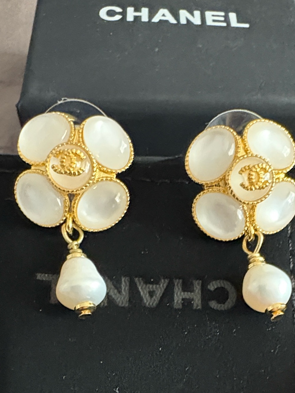 CHANEL Gold and White Mother-of-Pearl Floral Drop Earrings with Pearl Teardrops - Picture 7 of 9